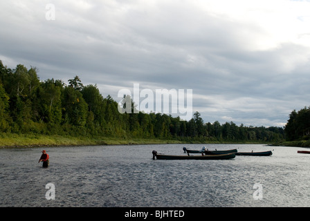 Fliegenfischer und Kanus auf der Miramichi River, New Brunswick, Kanada. Stockfoto