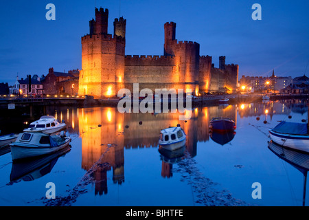 Caernarfon Castle bei Einbruch der Dunkelheit, Gwynedd, Wales Stockfoto