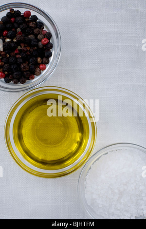 Pfefferkörner-Olivenöl und Meersalz Stockfoto