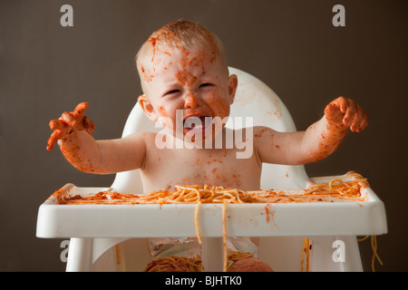 Baby bedeckt in spaghetti Stockfoto