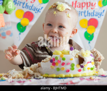 Baby Geburtstagskuchen bedeckt Stockfoto