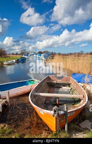 Martham Staithe an einem sonnigen Tag auf den Norfolk Broads Stockfoto