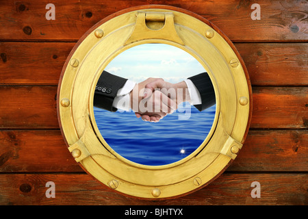 Geschäftsleute Seelandschaft Handshake Blick vom Boot Runde Fenster Stockfoto