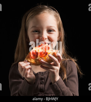 Junges Mädchen Pizza essen Stockfoto