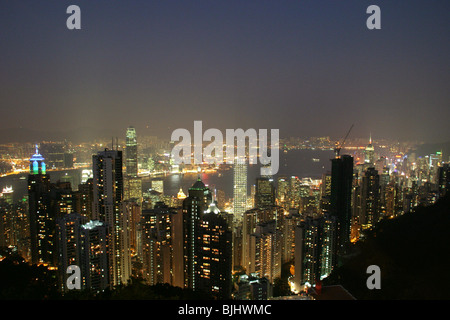 Blick vom Victoria Peak auf Hong Kong Island, Blick hinunter auf die Admiralität und zentralen Bezirke, Victoria Bay in Richtung Kowloon. Stockfoto