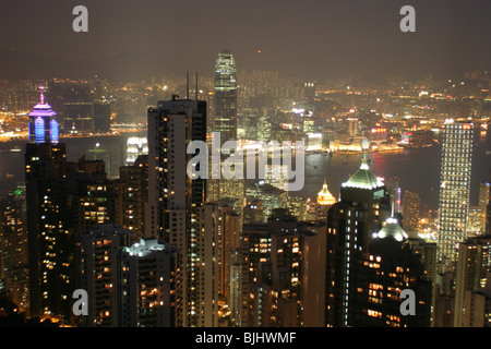 Blick vom Victoria Peak auf Hong Kong Island, Blick hinunter auf die Admiralität und zentralen Bezirke, Victoria Bay in Richtung Kowloon. Stockfoto