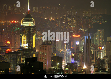 Blick vom Victoria Peak auf Hong Kong Island, Blick hinunter auf die Admiralität und zentralen Bezirke, Victoria Bay in Richtung Kowloon. Stockfoto