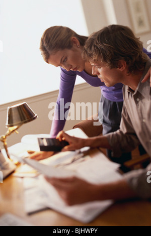 Paar tun Finanzen Stockfoto