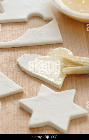 Weihnachtsgebäck vorbereiten vor dem Backen Stockfoto