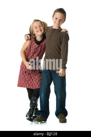 Jungen und Mädchen Huckepack Reiten lächelnd Stockfoto