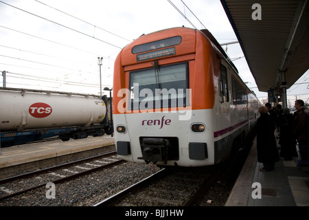 RENFE Zug Ankunft am Bahnhof Tarragona in Spanien Stockfoto