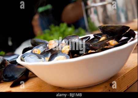 Schale voll roher Muscheln fertig gekocht werden Stockfoto