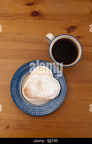 herzförmigen Kuchen und einer Tasse Kaffee Stockfoto