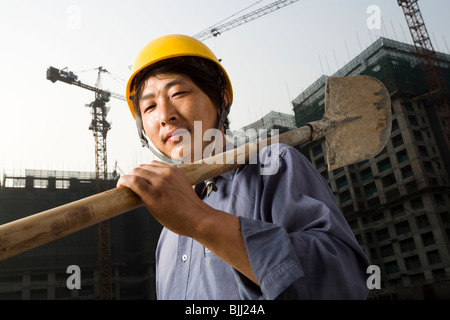 Bauarbeiter im Freien mit Helm lächelnd Stockfoto