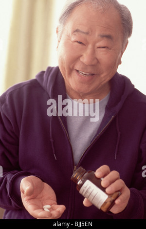 Mann, die Einnahme von verschreibungspflichtigen Medikamenten Stockfoto