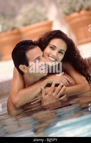 Paar in einem pool Stockfoto