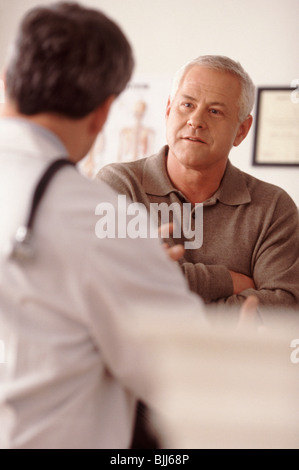 Arzt im Gespräch mit Patienten Stockfoto