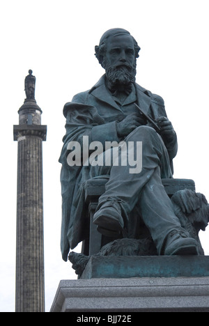 Statue des Physikers James Clerk Maxwell, in der George Street, Edinburgh, mit dem Nelson-Denkmal im Hintergrund. Stockfoto