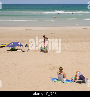 Urlauber auf einem Strand mit blauer Flagge in den Badeort Lappiesbaai neben Still Bay am Indischen Ozean in der westlichen Kappe Stockfoto