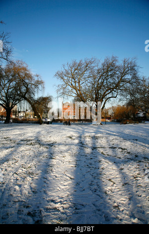 Schnee am Teich auf Barnes grün, Barnes, London, UK Stockfoto