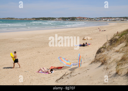Urlauber auf einem Strand mit blauer Flagge in den Badeort Lappiesbaai neben Still Bay am Indischen Ozean in der westlichen Kappe Stockfoto