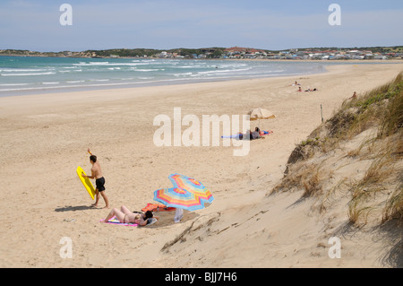 Urlauber auf einem Strand mit blauer Flagge in den Badeort Lappiesbaai neben Still Bay am Indischen Ozean in der westlichen Kappe Stockfoto