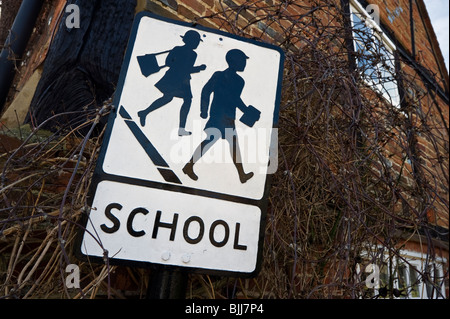 alten altmodische traditionellen Schule Straße Warnschild in Turville Buckinghamshire UK Stockfoto