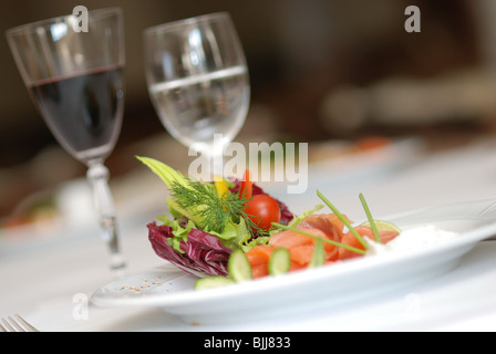 Frisch geräucherter Lachs als Vorspeise im Restaurant auf weißen Teller Stockfoto