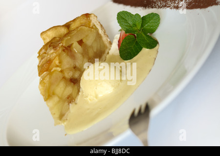 Heiß mit Eis serviert traditionelle polnische Apfelkuchen "Szarlotka" Stockfoto