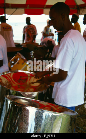 WEST INDIES, Karibik, Tobago, Musik Katzenjammer Steel Band Schlagzeuger spielen Trommeln oder Pfannen. Stockfoto