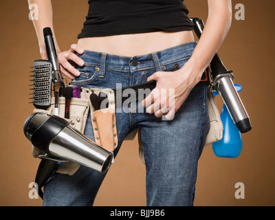 Mitte Schnittansicht der Friseur mit Werkzeuggürtel Stockfoto