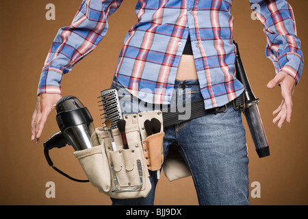 Mitte Schnittansicht der Friseur mit Werkzeuggürtel Stockfoto