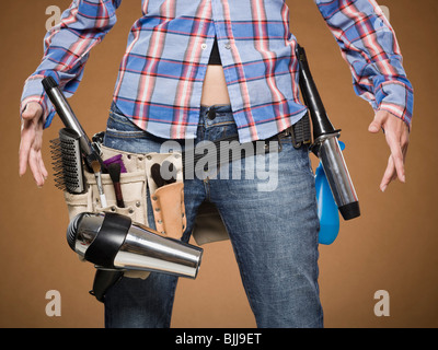 Mitte Schnittansicht der Friseur mit Werkzeuggürtel Stockfoto