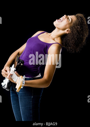 Mädchen e-Gitarre spielen und singen Stockfoto