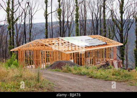 Wiederaufbau in Kinglake, eines der am stärksten betroffenen Gemeinden die Brandkatastrophen 2009 australischen Busch. Stockfoto