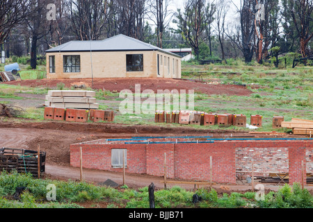 Wiederaufbau in Kinglake, eines der am stärksten betroffenen Gemeinden die Brandkatastrophen 2009 australischen Busch. Stockfoto