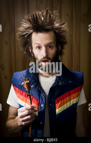 Mann nach Stromschlag mit Steckdosen und Rauch Stockfoto