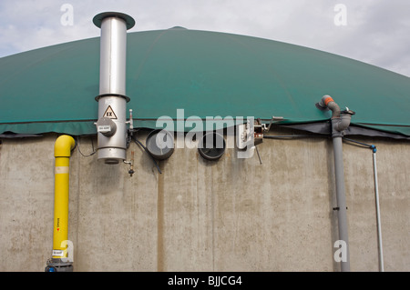 Biogas Lagertanks auf einer Farm, die Erzeugung von Energie aus Abfall Stockfoto