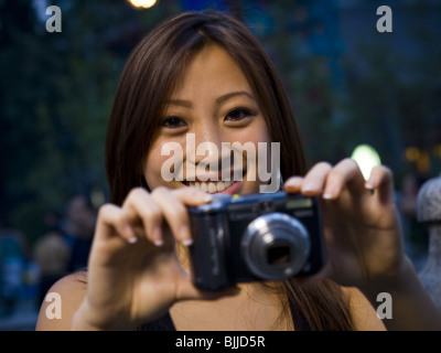 Frau, die ein Foto lächelnd Stockfoto