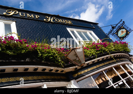 England, East Sussex, Brighton, die Bahnen des Pumpenhauses eines der ältesten Pubs in der Stadt mit Blume in Balkonkästen. Stockfoto