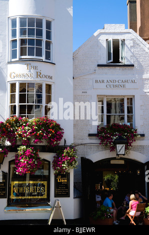 England, East Sussex, Brighton, The Lanes Personen an Tischen draußen The Cricketers einer der ältesten Pubs in der Stadt Stockfoto