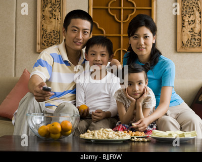 Familie auf dem Sofa vor dem Fernseher Stockfoto