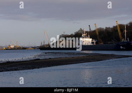 Ein kleines Frachtschiff in winzigen Hafen von Mistley Quay am Abend Stockfoto