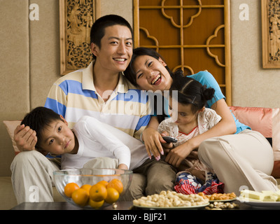 Familie auf dem Sofa vor dem Fernseher Stockfoto