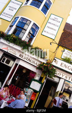 England, East Sussex, Brighton, die Gassen Englisch Austernbar und Fischrestaurant außen mit Menschen sitzen an einem Tisch Stockfoto