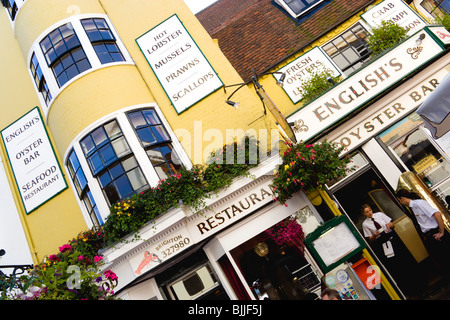 England, East Sussex, Brighton, die Gassen Englisch Austernbar und Fischrestaurant außen mit Kellner und Kellnerin von Tür Stockfoto