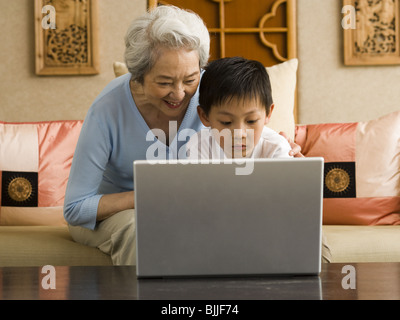 Großmutter und Enkel mit laptop Stockfoto