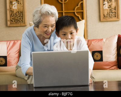 Großmutter und Enkel mit laptop Stockfoto