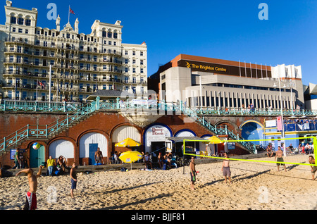 England, East Sussex, Brighton, Jugendliche spielen beach-Volleyball auf Sand am Meer, Grand Hotel und darüber hinaus Stockfoto