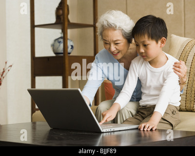 Großmutter und Enkel mit laptop Stockfoto